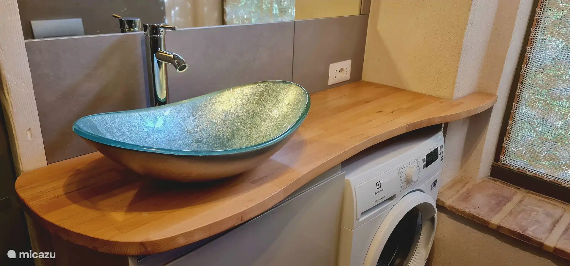 In de badkamer zitten twee Luxe Wasbakjes