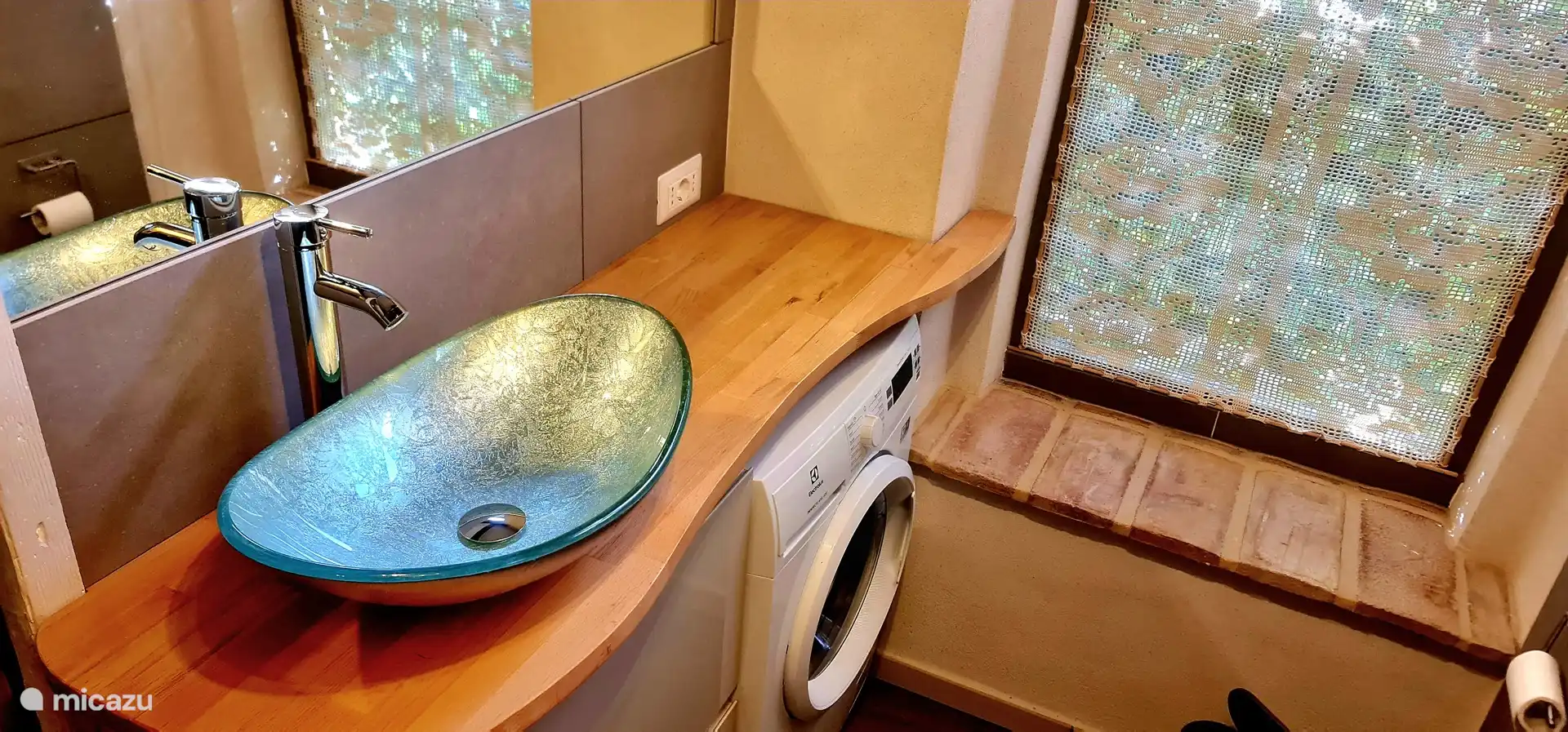 In de badkamer zitten twee Luxe Wasbakjes