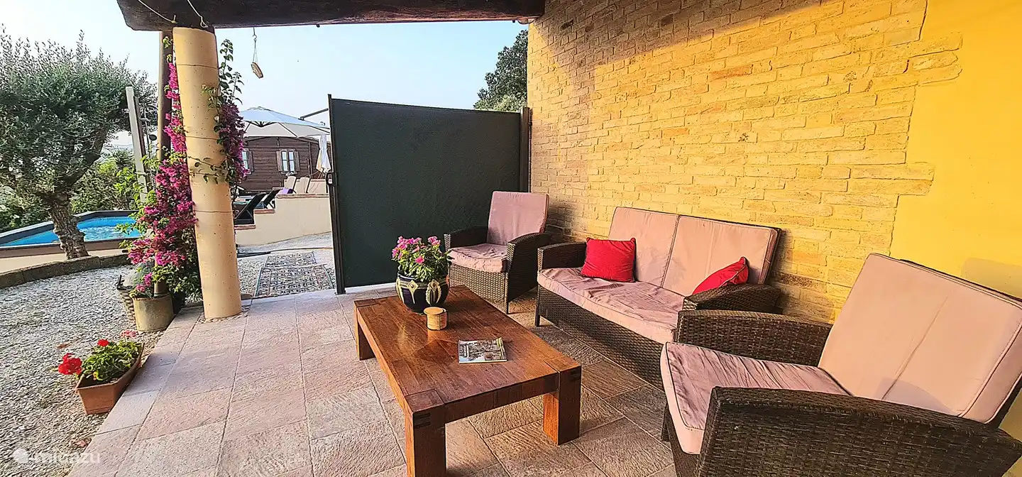 For maximum privacy, e.g. if there are sometimes people (max. 2) from the Chalet sitting by the swimming pool, pull out the large screen and you are completely free and you can still walk to the swimming pool.