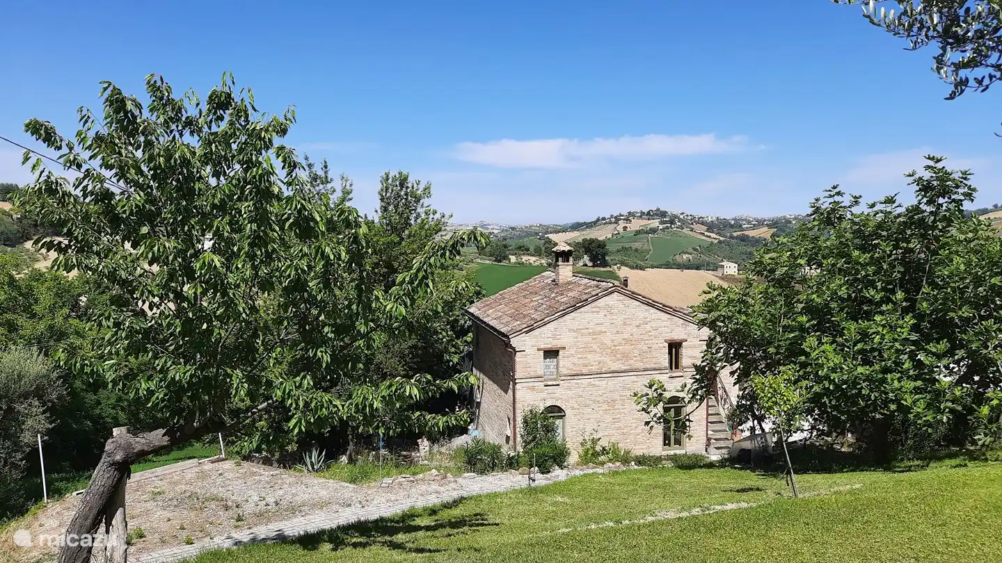 Our house is completely free. The huge terrace of the holiday home is located at the rear. You will find your parking space on the left.