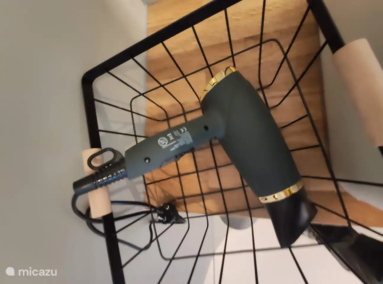 Haartrockner ist im Badezimmer vorhanden