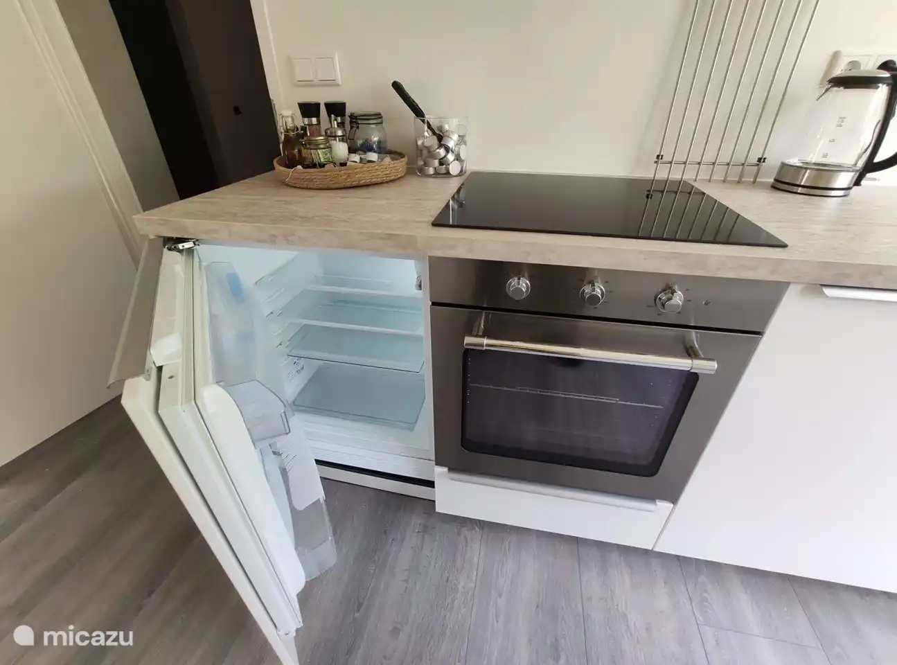 Küchenausstattung, Kühlschrank (2 der Kühlschrank + Gefrierfach im Abstellraum)