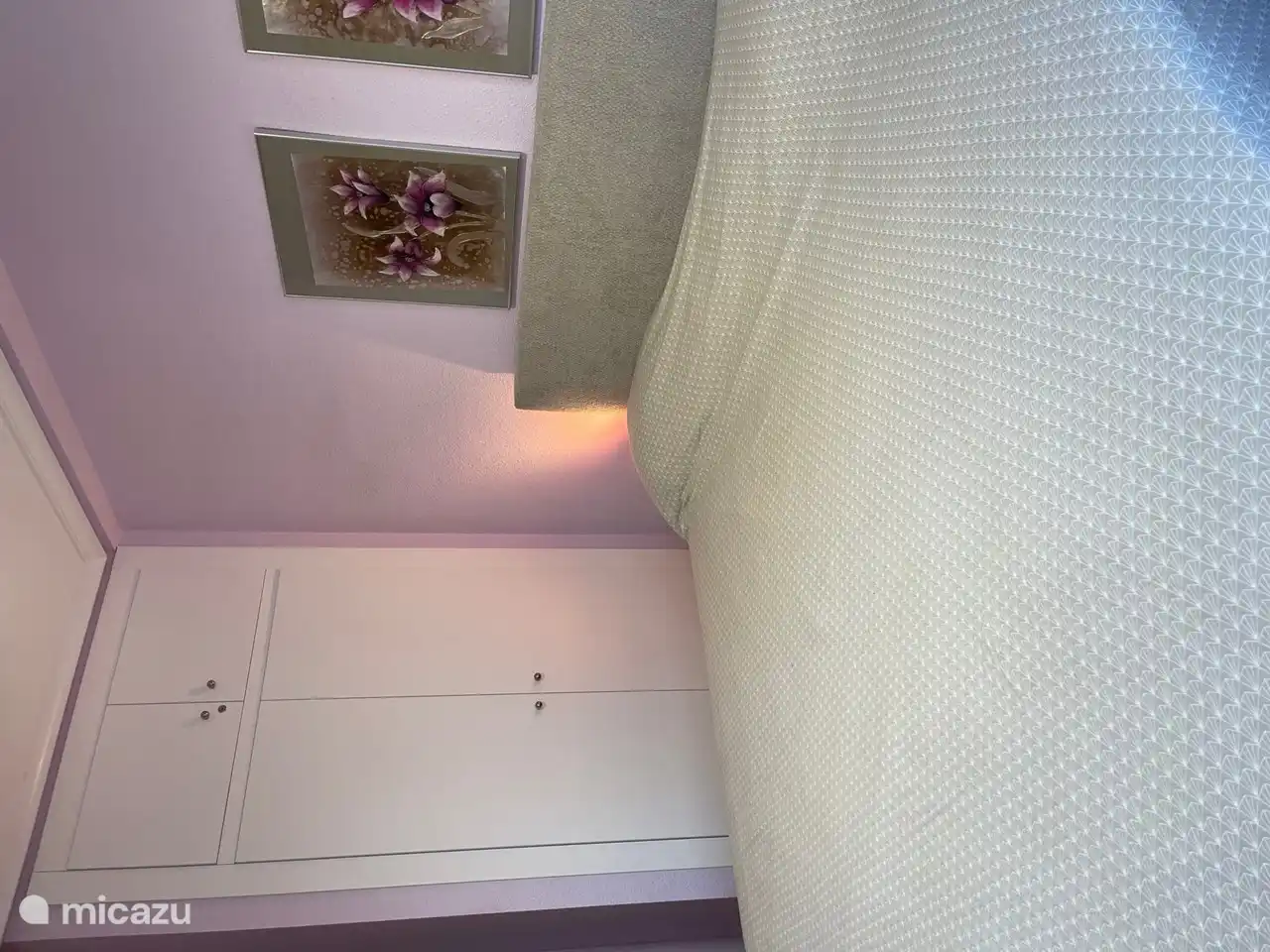 Slaapkamer #1 met een 2 persoons boxspring 180x200cm 