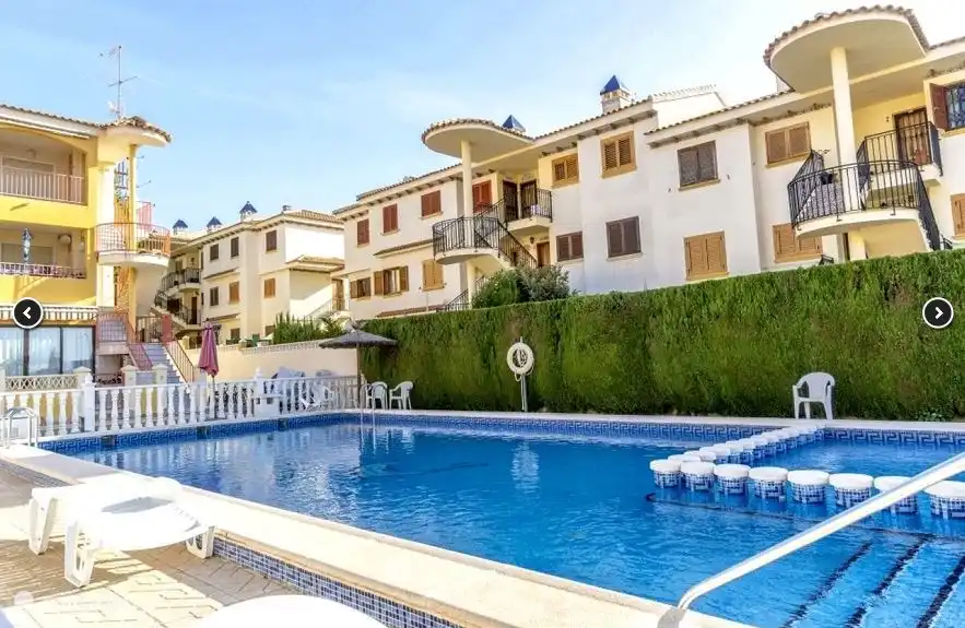 Buiten is een zwembad te vinden, er naast staan aantal douches.