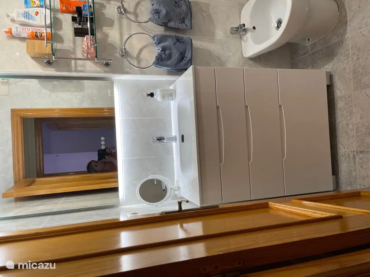 wastafel en spiegel met licht