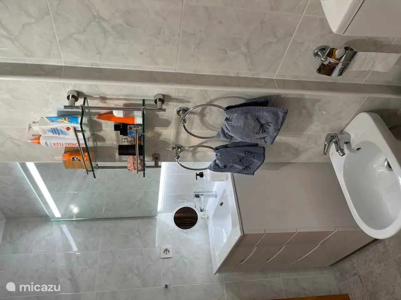 wastafel met een handdoekrek