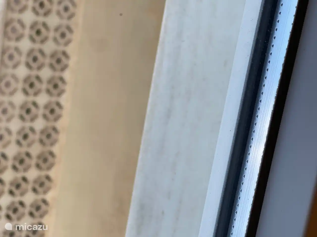 er zitten dubbele plastic ramen in 