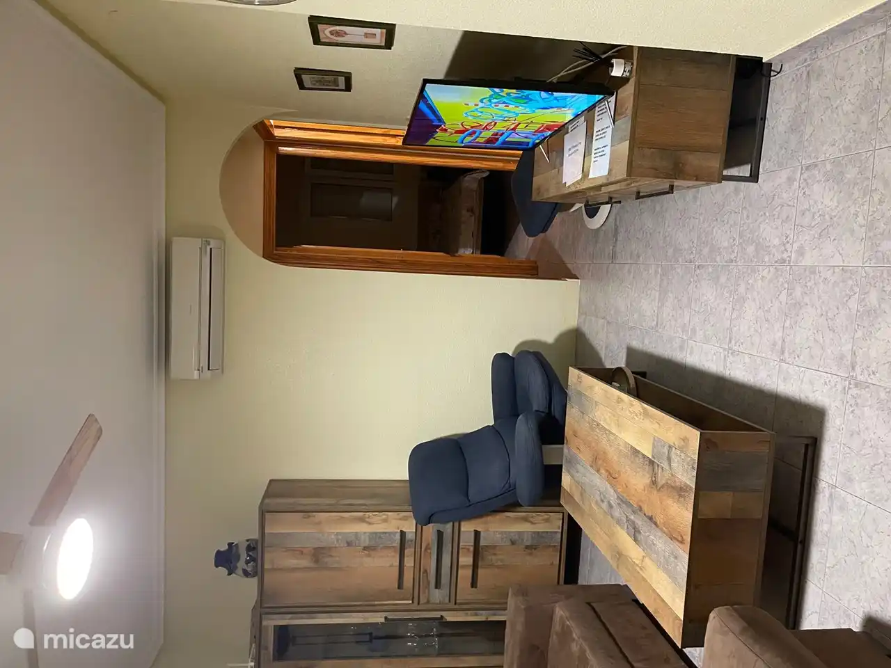 Woonkamer doorgang naar slaapkamer 1 / 2 en de badkamer 