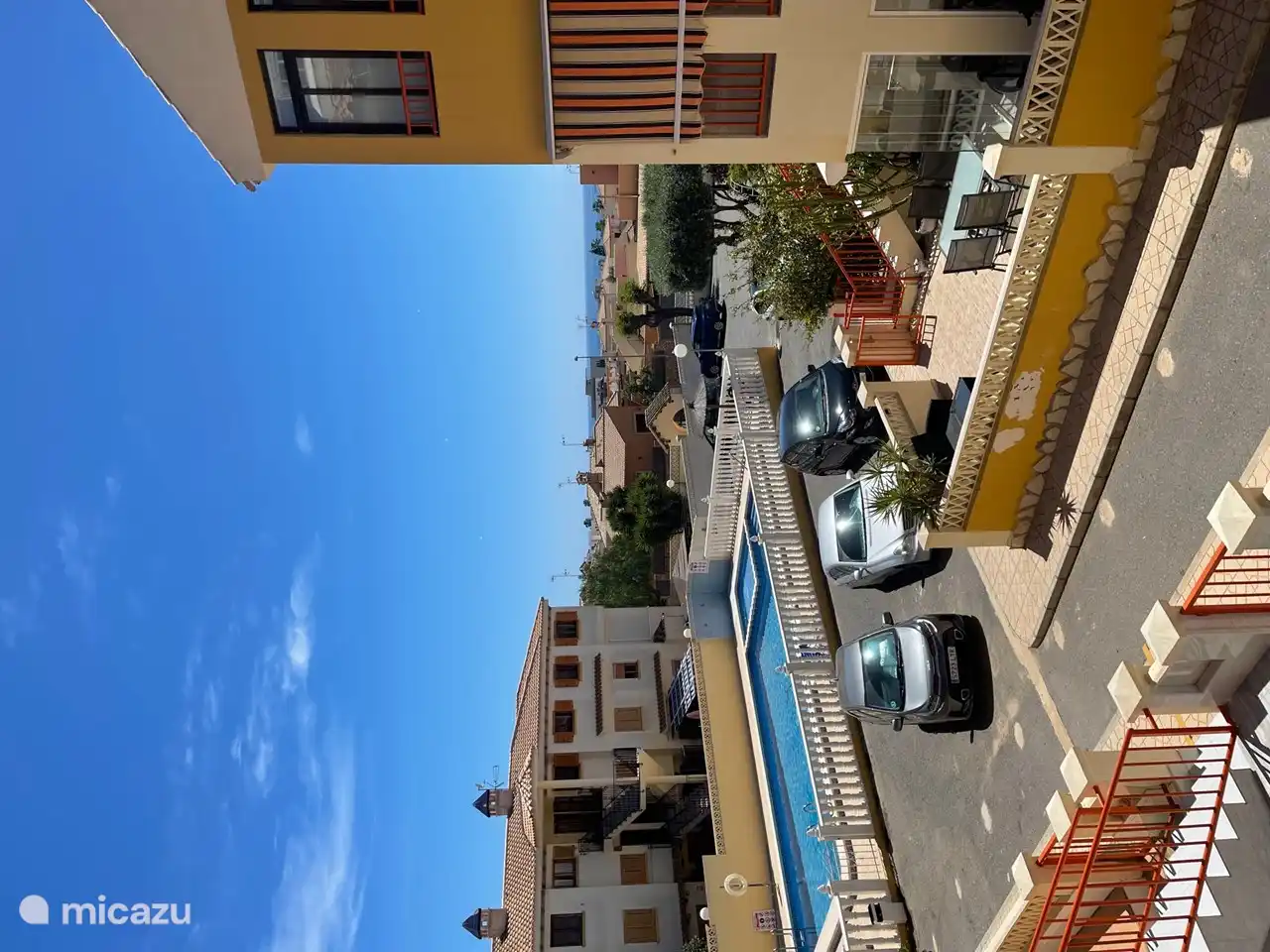 Zwembad met parkeerplaatsen