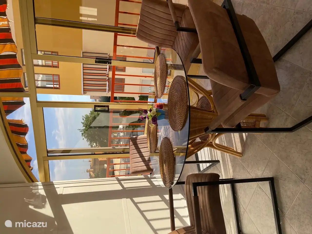 terras met een eettafel 