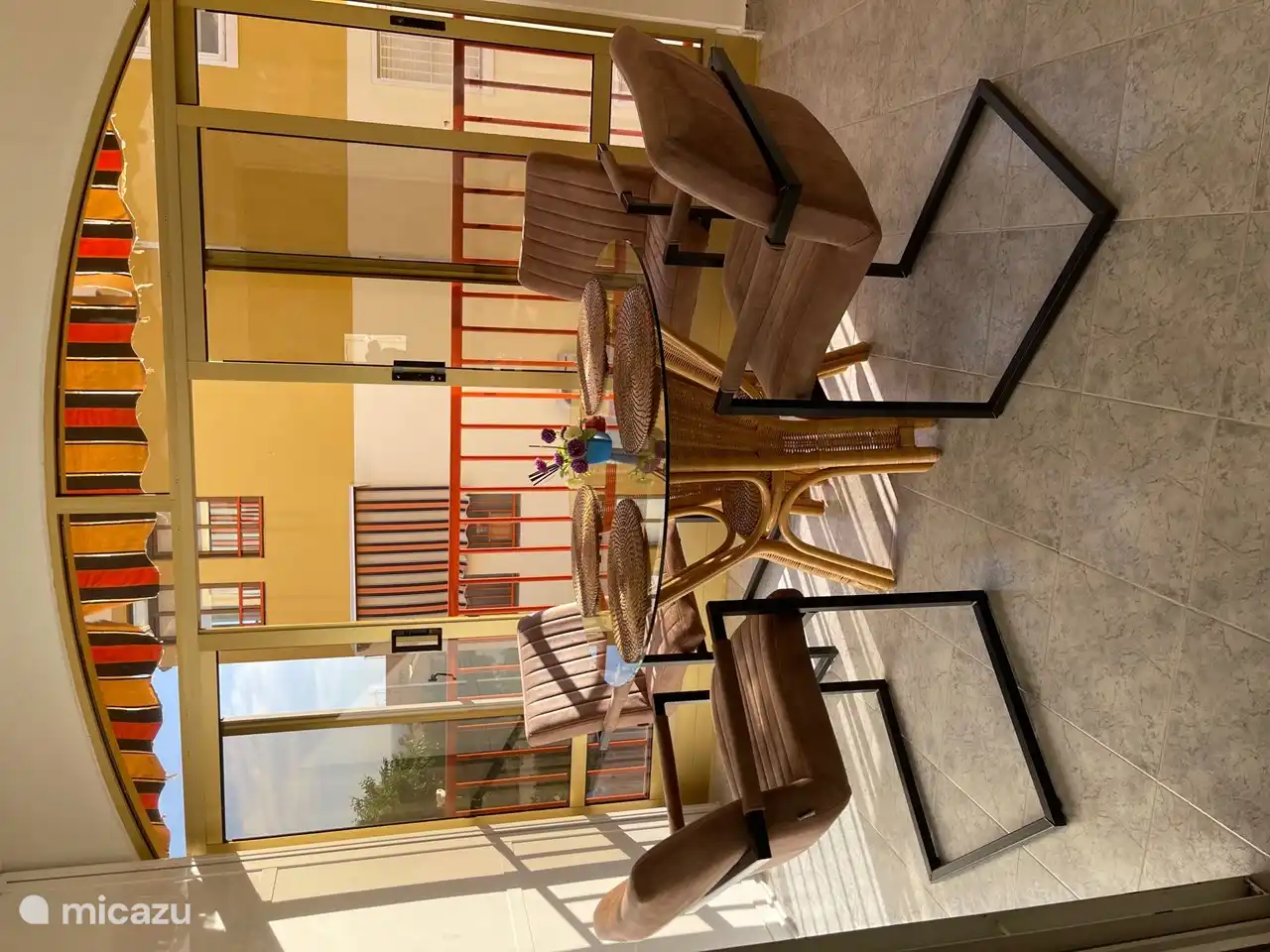 terras met een eettafel