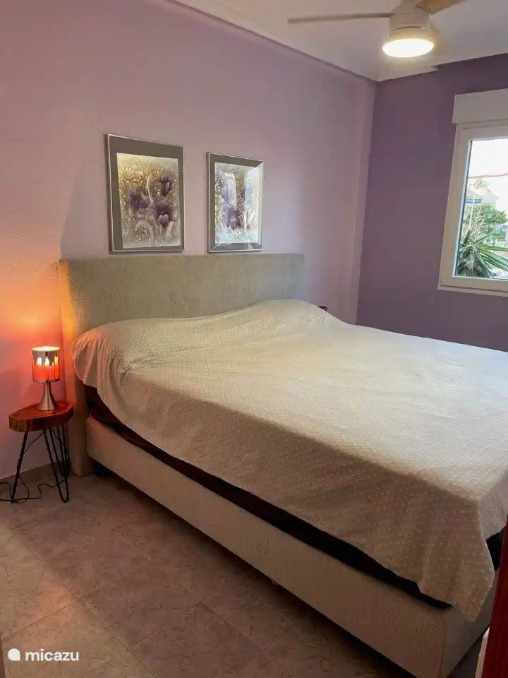 Slaapkamer #1 met een 2 persoons bed 180x200cm