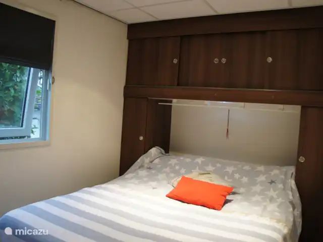 Chalet Zeeuws Vlaanderen en Países Bajos, Zelanda, Nieuwvliet-Bad - mobil home / caravana Dormitorio con una cama doble