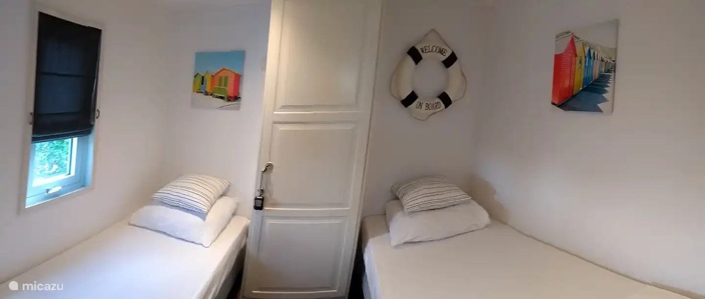 Slaapkamer met 2 eenpersoons bedden