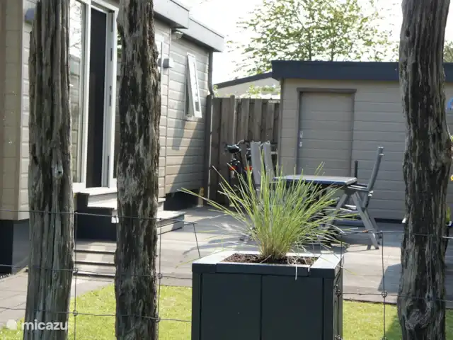 Chalet Zeeuws Vlaanderen en Países Bajos, Zelanda, Nieuwvliet-Bad - mobil home / caravana Terraza con sillas y mesas de jardín y sombrilla