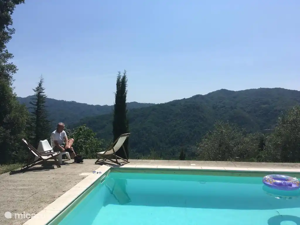 Der Pool bietet einen schönen Blick über das Tal