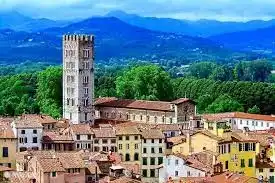 Viele Sehenswürdigkeiten und eine wundervolle italienische Atmosphäre in Lucca (20 Autominuten).