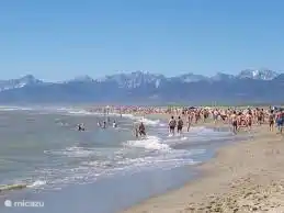 Der Strand ist in 45 Minuten zu erreichen: Viareggio (ein echter Badeort mit Boulevard) oder Migliarino (ruhiger Strand).