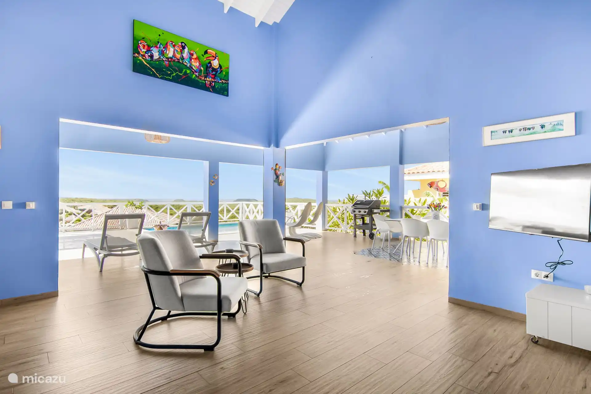 Geräumiges Wohnzimmer, das in eine Außenterrasse übergeht und über eine offene Küche verfügt