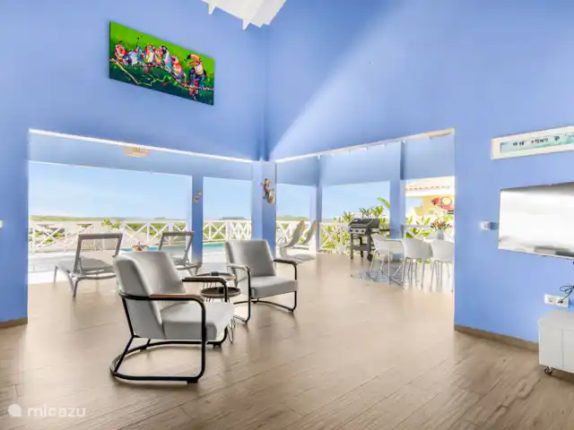 villa en Curazao, Bandabou (oeste), Fontein – Villa Sosega *Vista Única* Amplio salón comedor que da a una terraza exterior y con cocina abierta