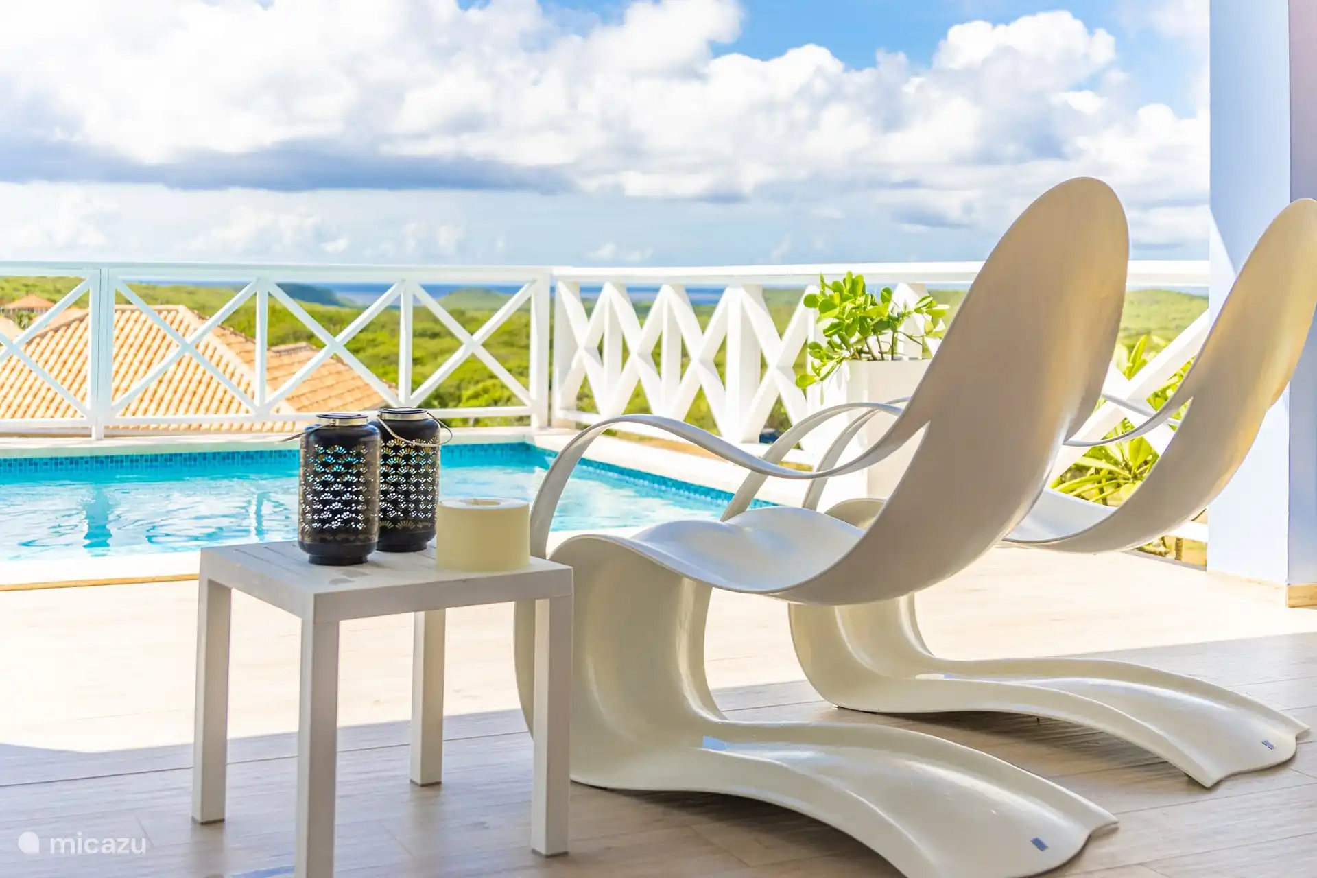 Schöne luxuriöse Relaxsessel am Pool