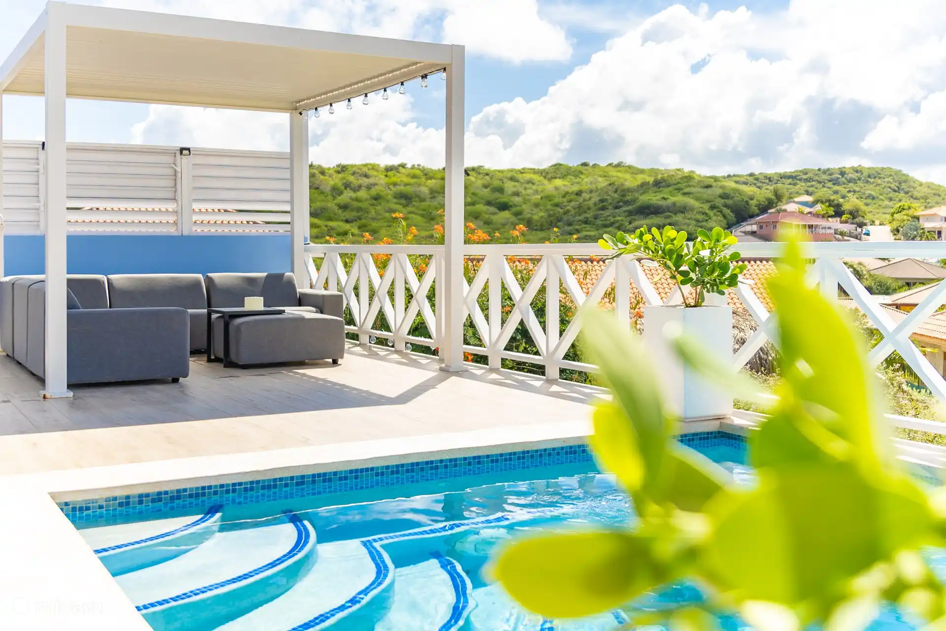 Luxuriöse Lounge am Pool