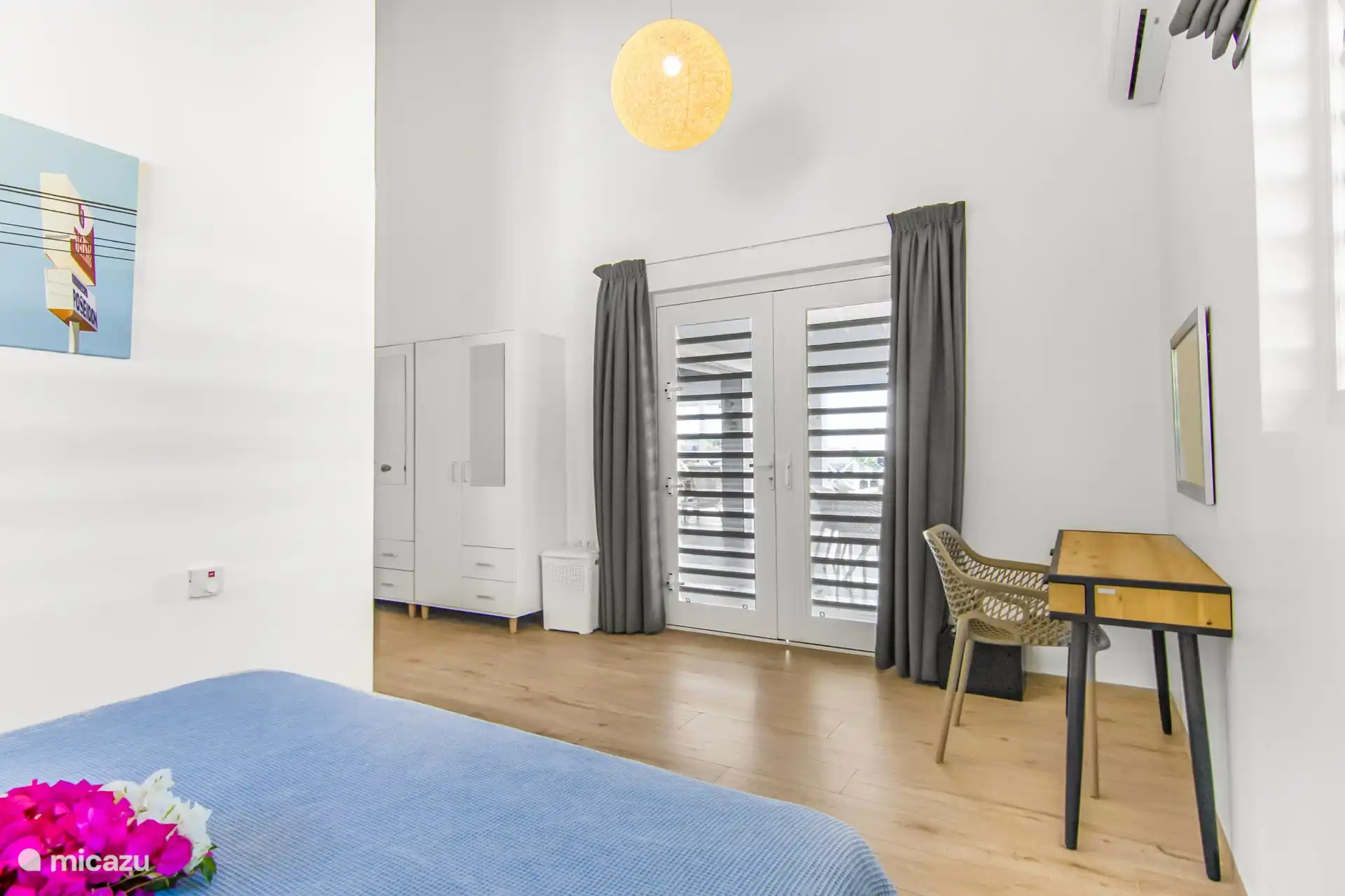 Schlafzimmer mit Terrassentüren zur Terrasse!