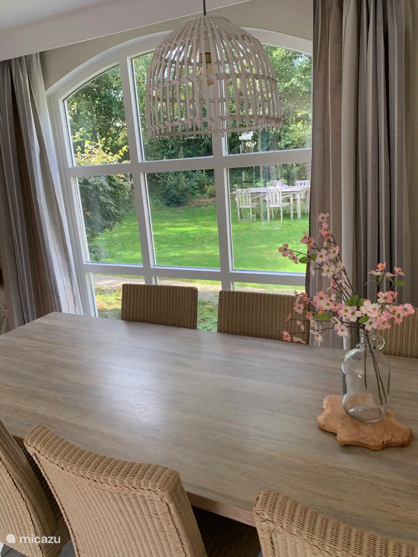 Vanuit de eethoek mooi uitzicht op de tuin met soms een roodborstje of hertje op bezoek. 