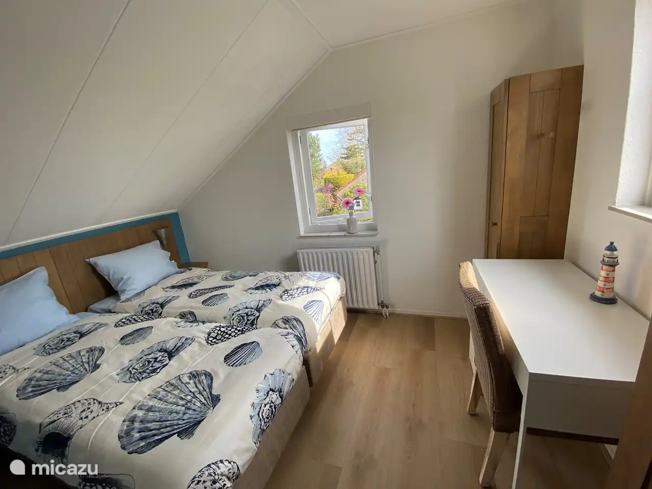 Bedroom on the first floor for two people with lovely box springs (2x 80 by 200 cm). In this room a wardrobe and desk that can be used as a workplace (excellent WiFi available). In one of the cabinets you will find various board games!