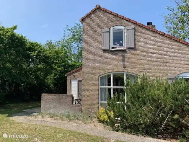 Parking is possible on site, right next to the house. There is room for 2 cars, and there is extra parking for guests at the small-scale holiday park.