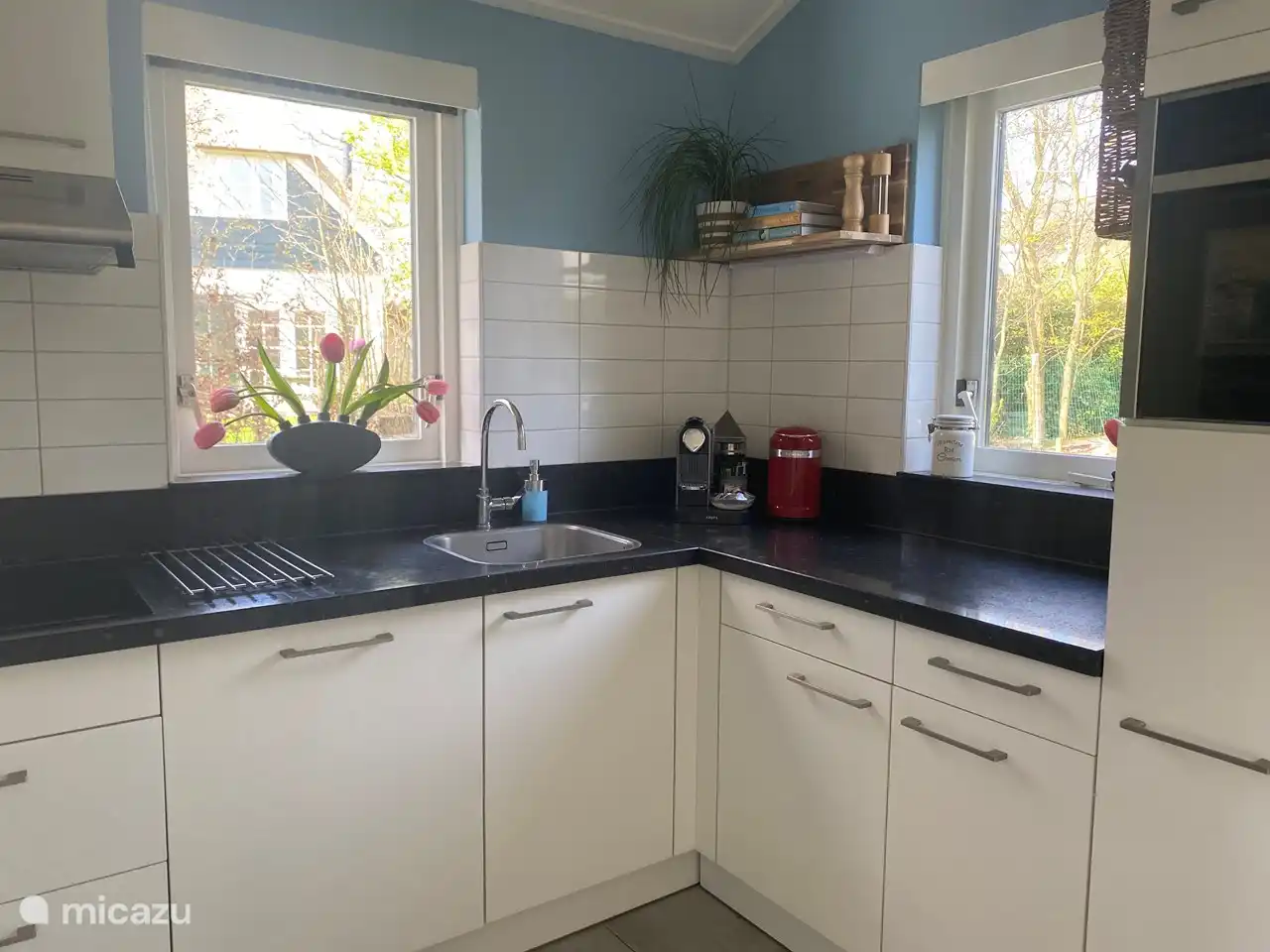 The fully equipped kitchen is fully equipped with a Nespresso coffee machine, dishwasher, microwave and fridge with freezer compartment. In the utility room are the washing machine and dryer.