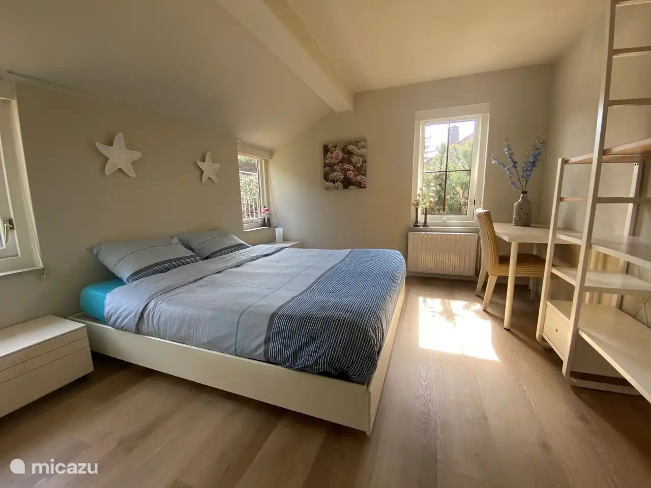 The downstairs bedroom with a comfortable double bed (160 by 200 meters), a closet with hanging and laying area and also a table with chair that can also be used as a workplace (excellent wifi available).