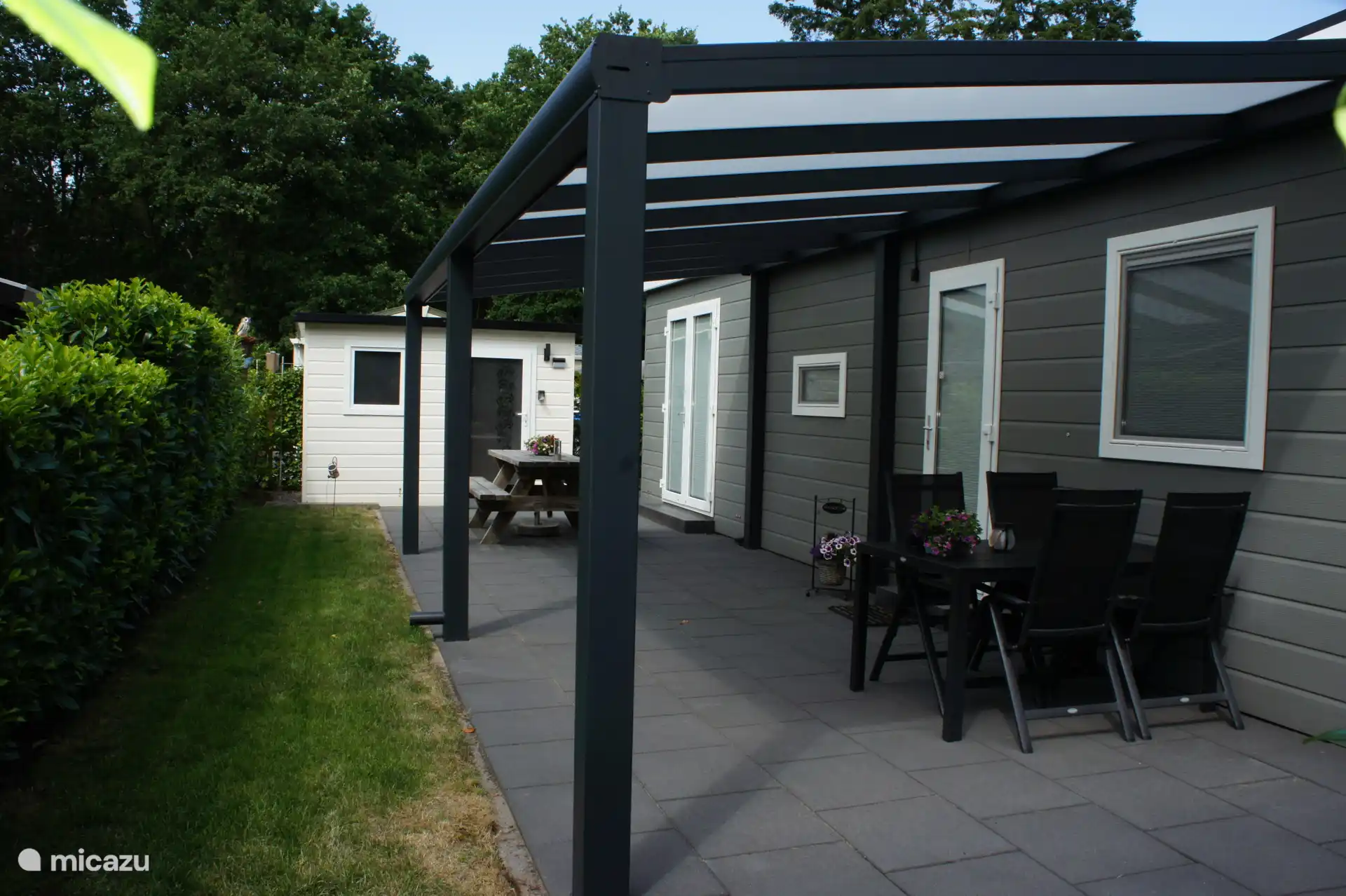 Terras voorzijde met overkapping