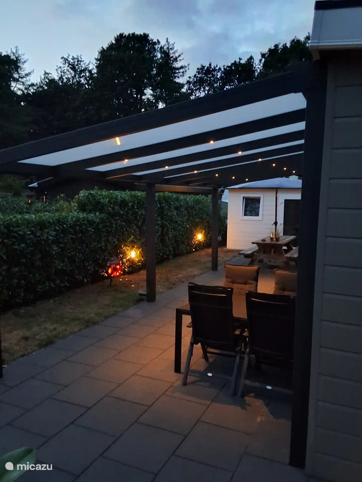 Ook 's avond heerlijk genieten onder de overkapping