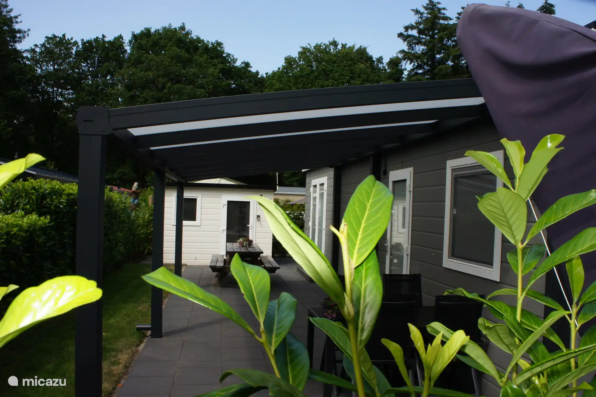 Terras voorzijde met schuur