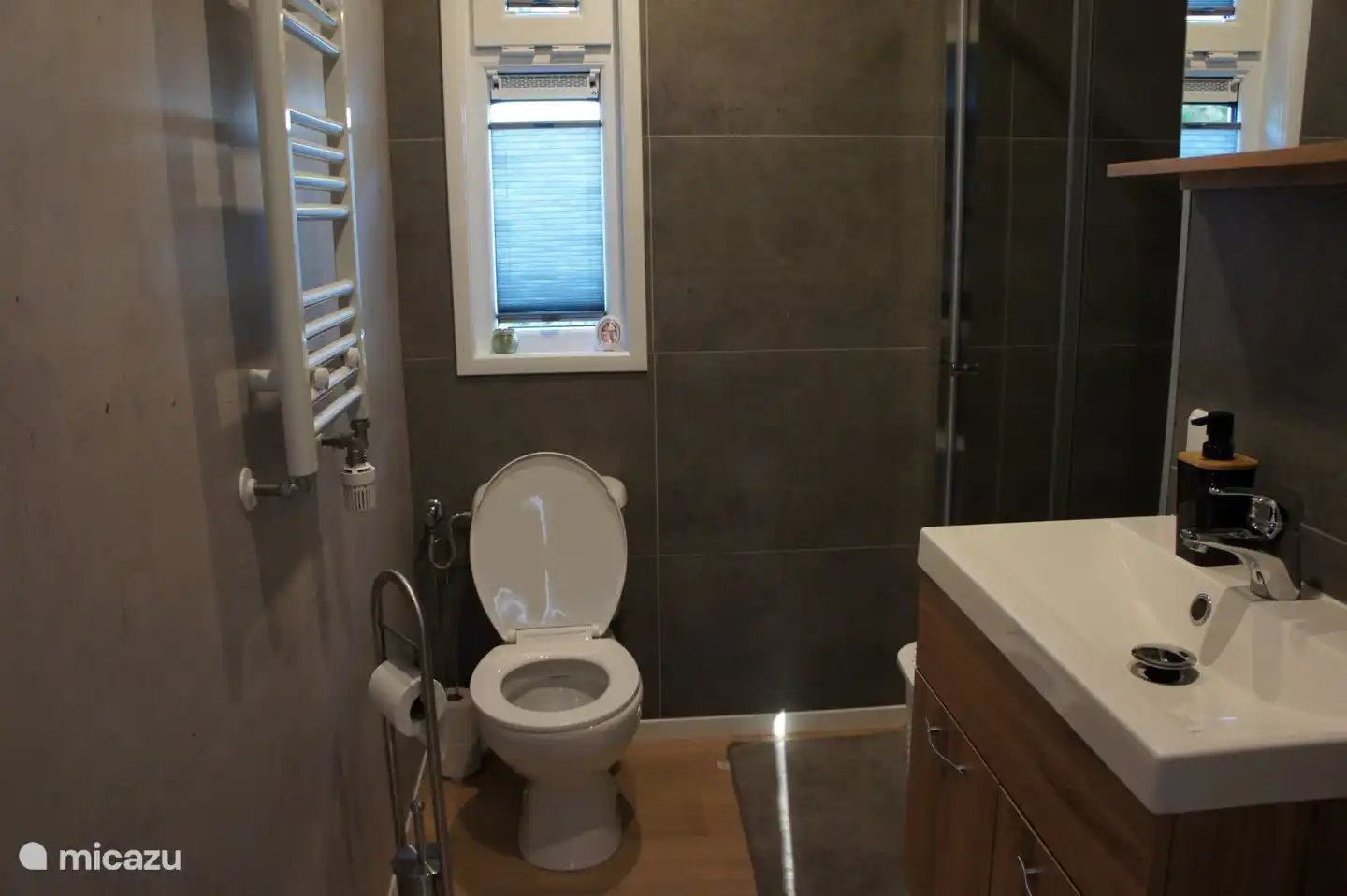 Geräumiges Badezimmer mit Toilette