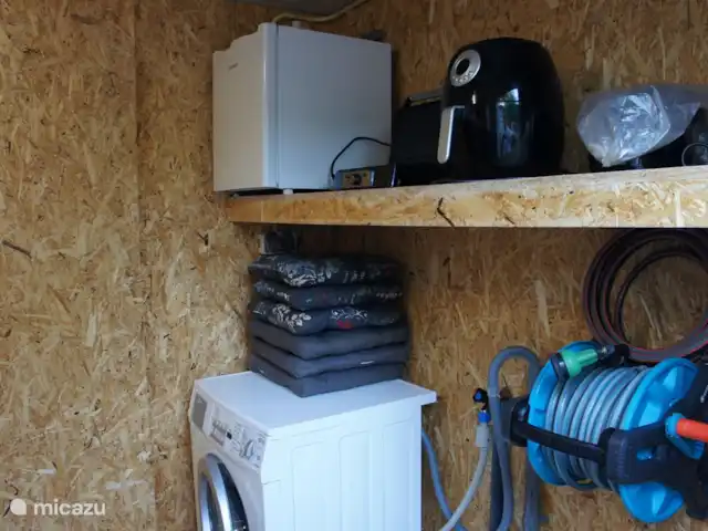 Chalet Carpe Diem | Pays-Bas, Drenthe, Diever - chalet Cabanon équipé de toutes les commodités et espace pour ranger les vélos. Utilisation de la machine à laver uniquement en consultation, laverie disponible au parc.