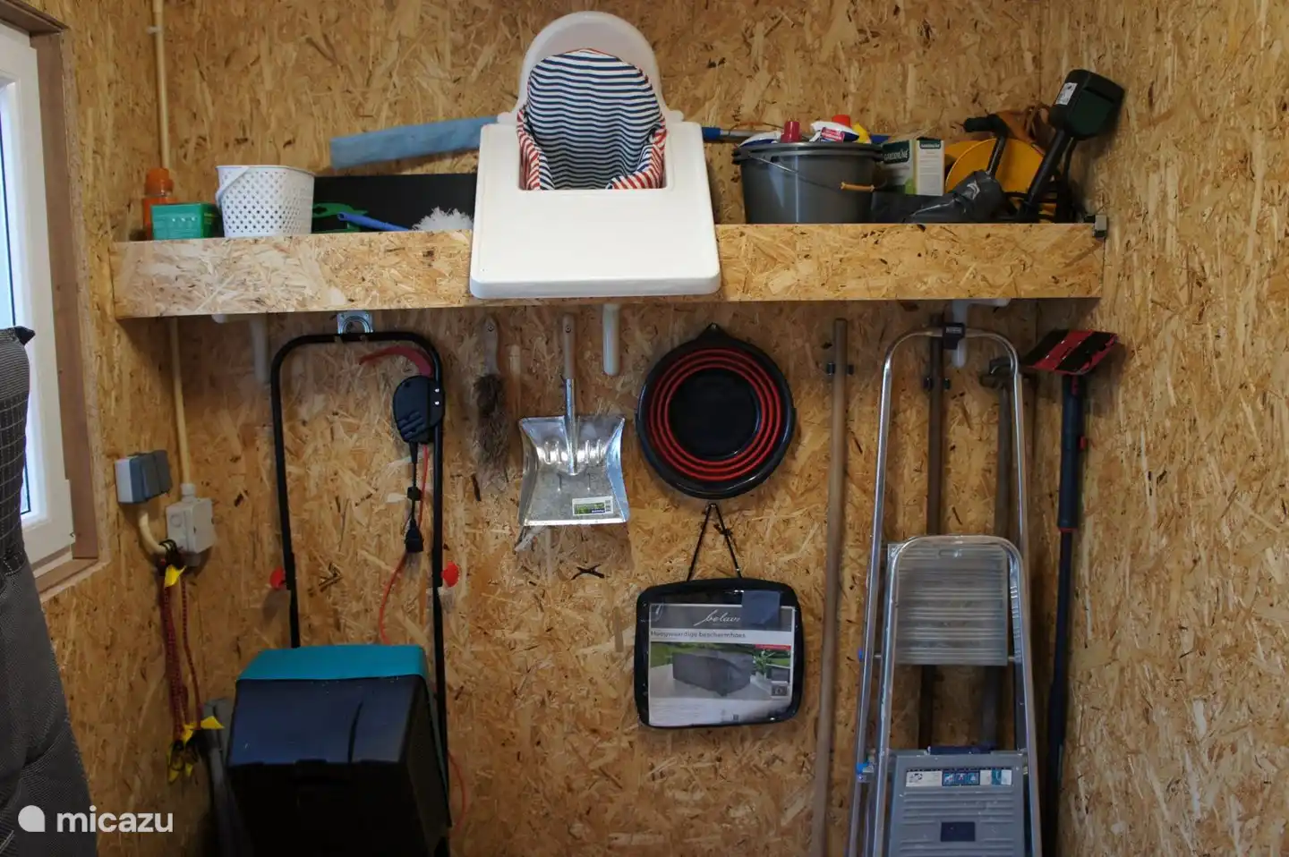 Schuppen mit allen Annehmlichkeiten und Platz zum Abstellen von Fahrrädern. Waschmaschinenbenutzung nur nach Absprache, Waschsalon im Park vorhanden. 