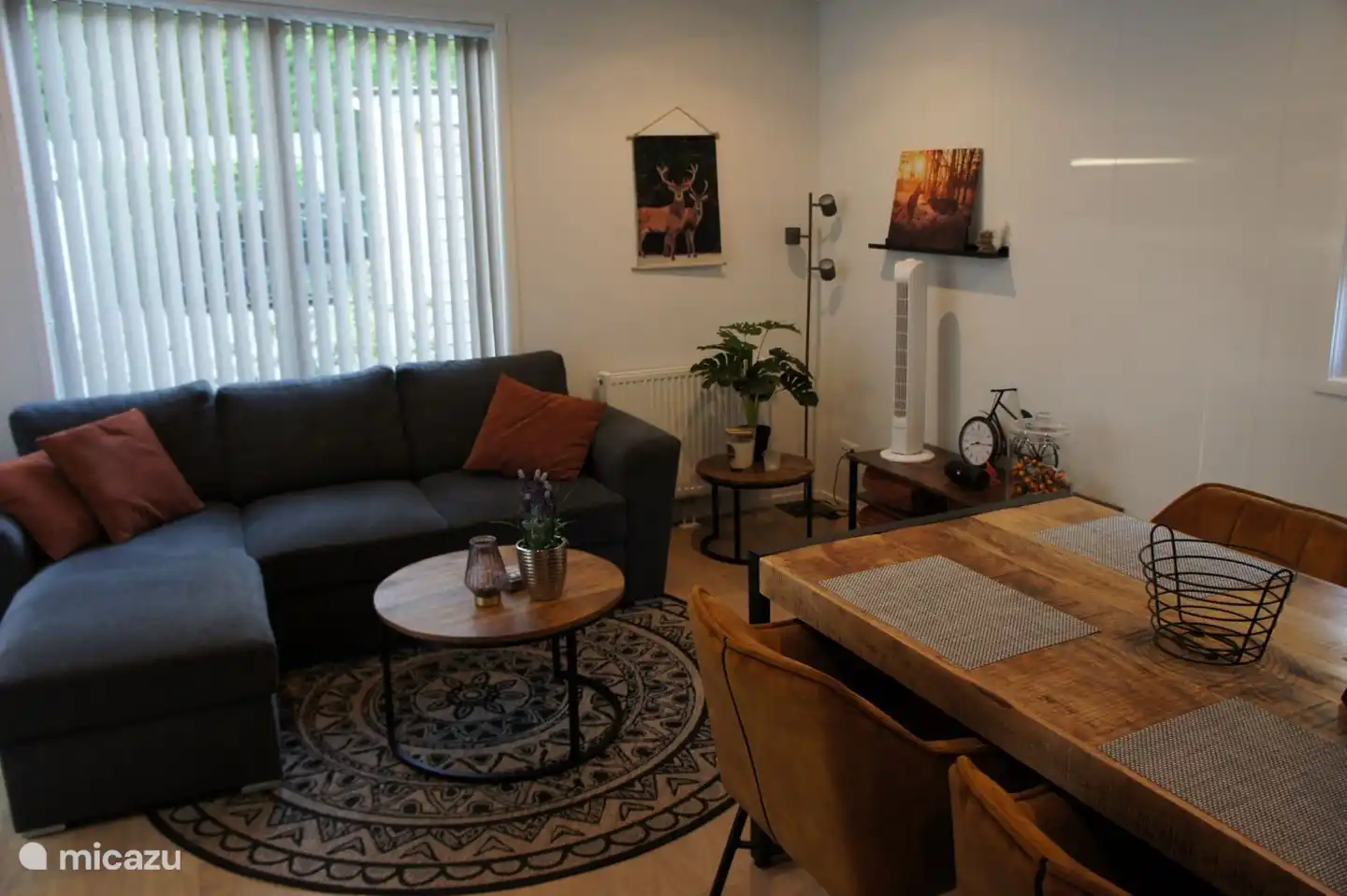 Wohnzimmer mit Ecksofa (Schlafsofa)