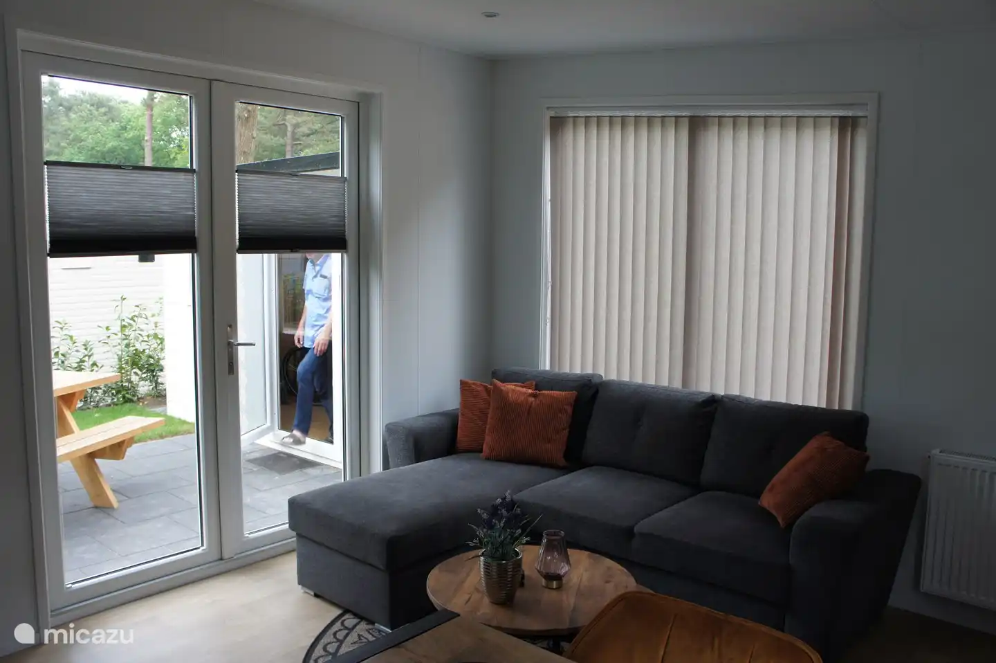 Wohnzimmer mit Ecksofa (Schlafsofa)