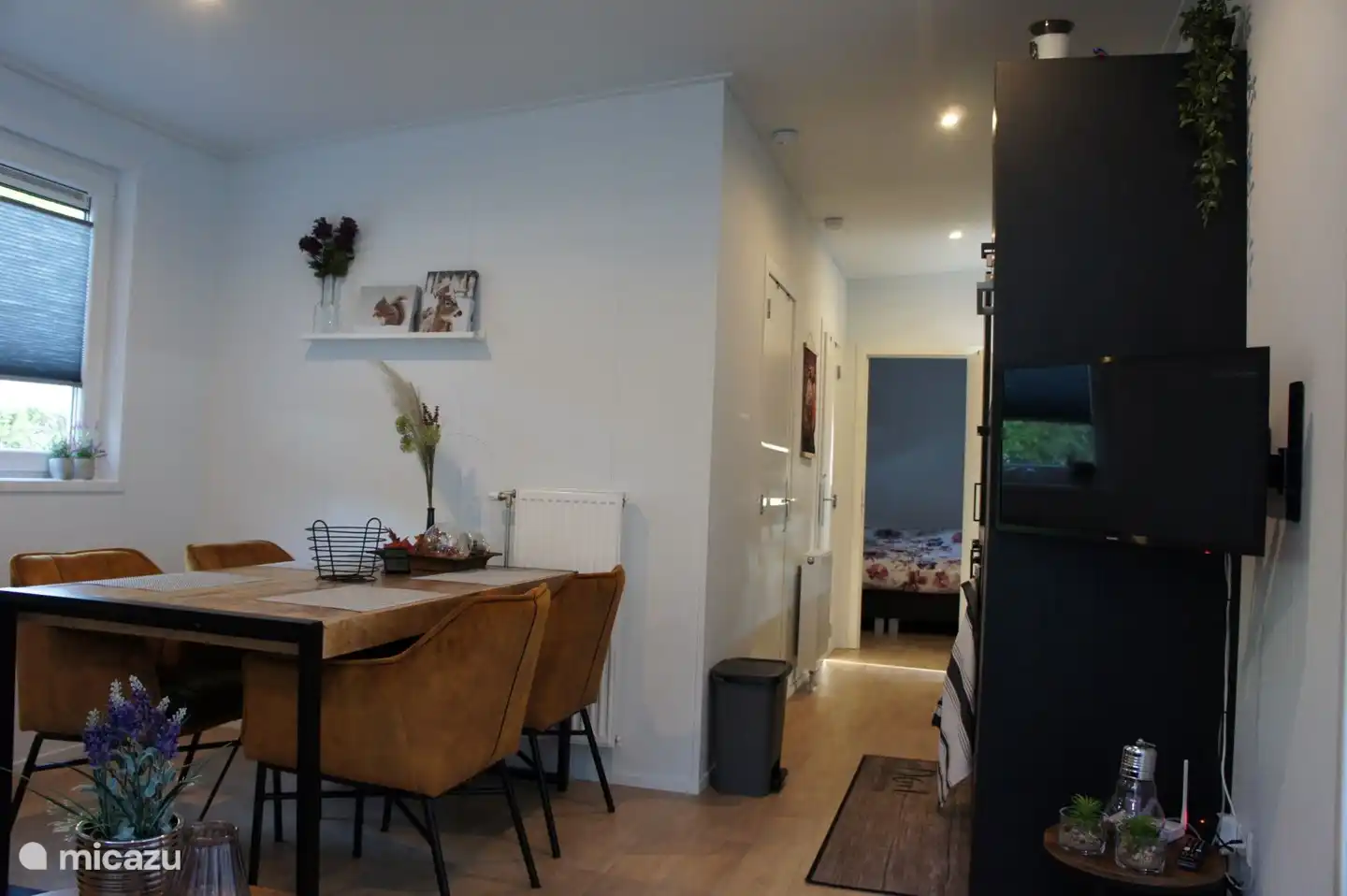 Geräumiger Tisch mit 4 wunderbar sitzenden Stühlen