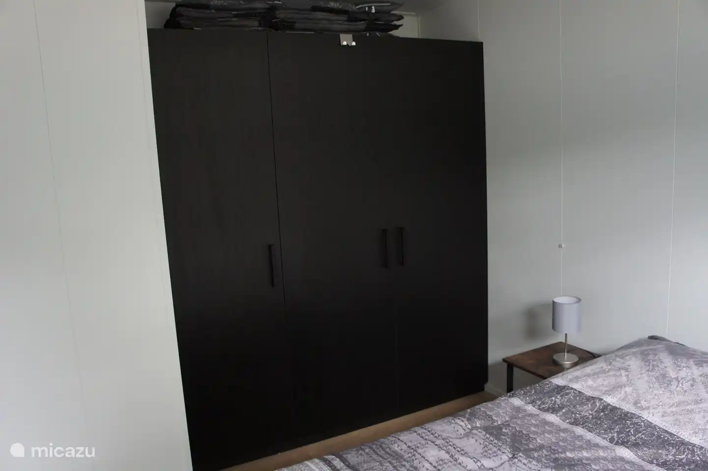 Sehr geräumiger Kleiderschrank im Zimmer mit 2-Personen-Boxspring