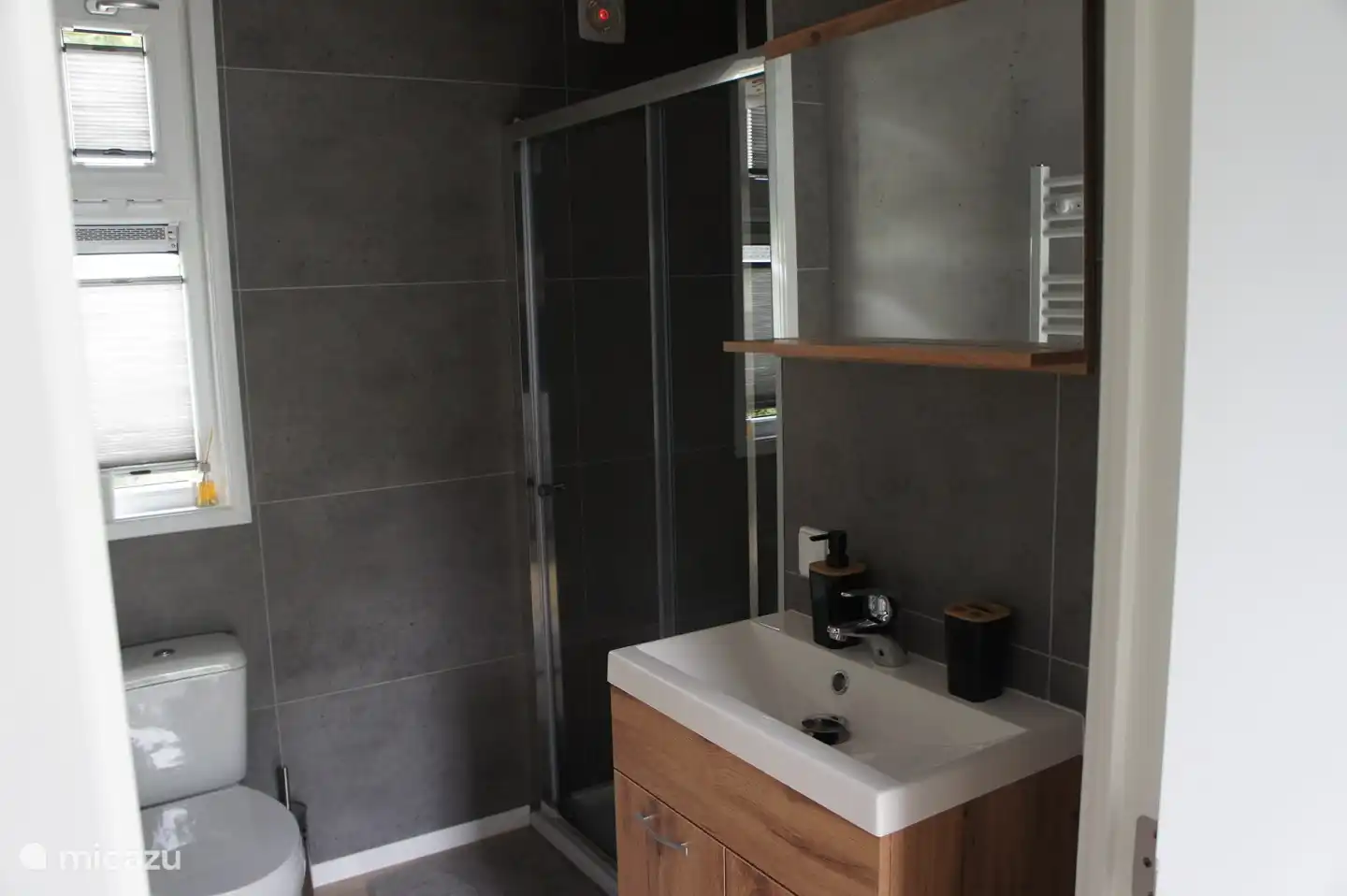 Modernes Badezimmer mit Massagedusche