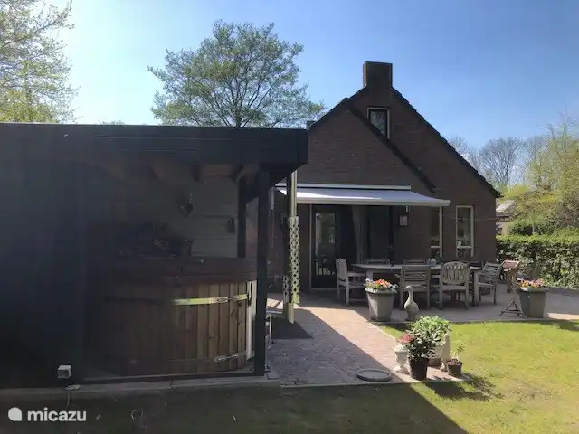 Preciosa casa, bañera de hidromasaje, jardín, pájaros. en Países Bajos, Güeldres, Ewijk - casa vacacional