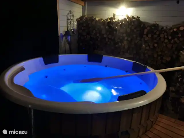 Preciosa casa, bañera de hidromasaje, jardín, pájaros. en Países Bajos, Güeldres, Ewijk - casa vacacional Un maravilloso jacuzzi apto para seis personas con chorros y burbujas.