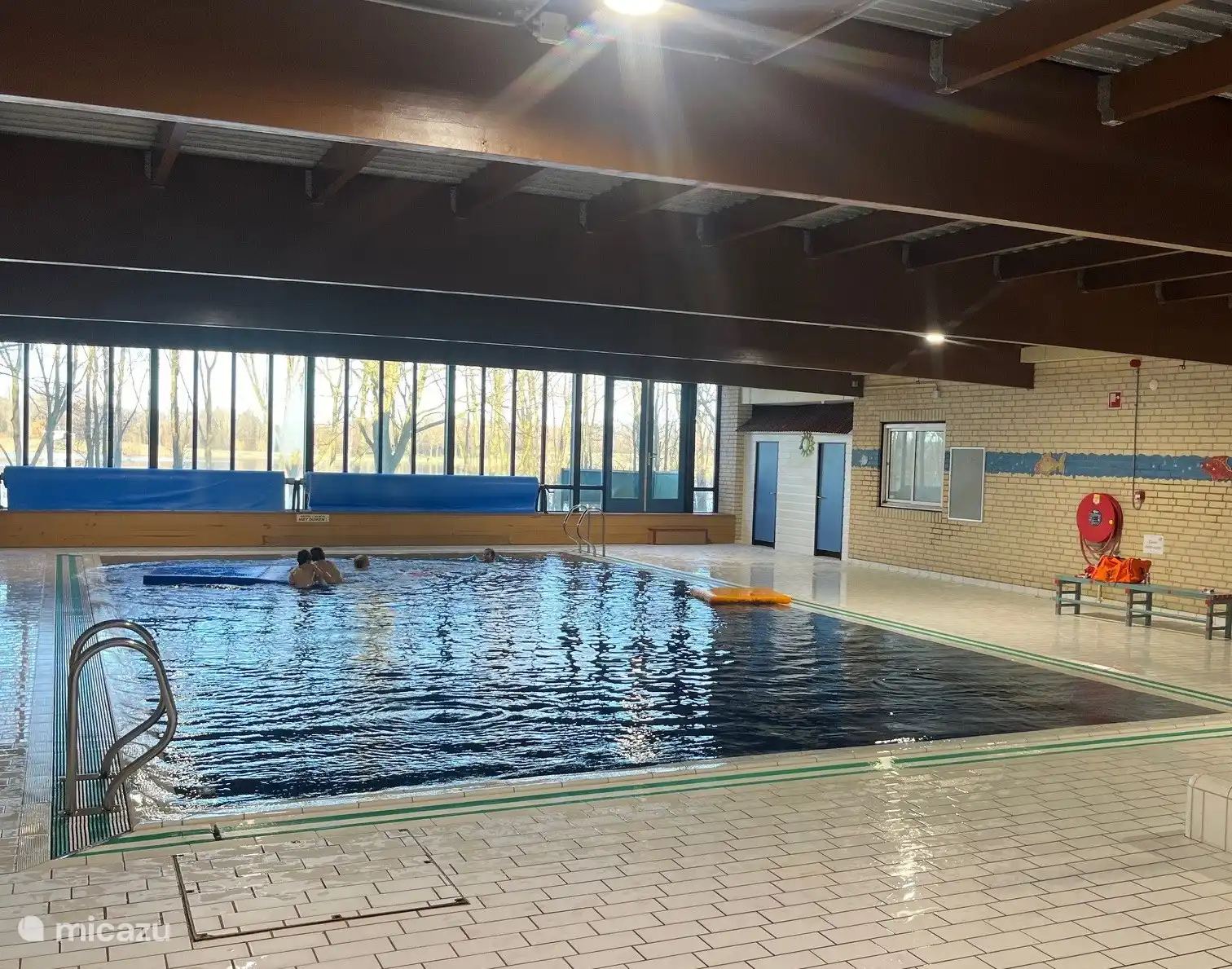 Ein überdachtes und beheiztes Schwimmbad