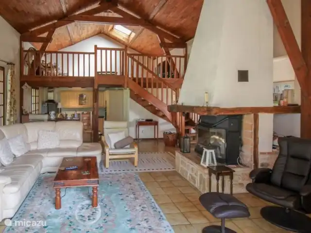 Les Ramonets - en pleine nature - privé | France, Lot, Castelnau-Montratier - maison de vacances Le salon de style chapelle est spacieux et aéré avec vue sur la mezzanine et la cuisine.
