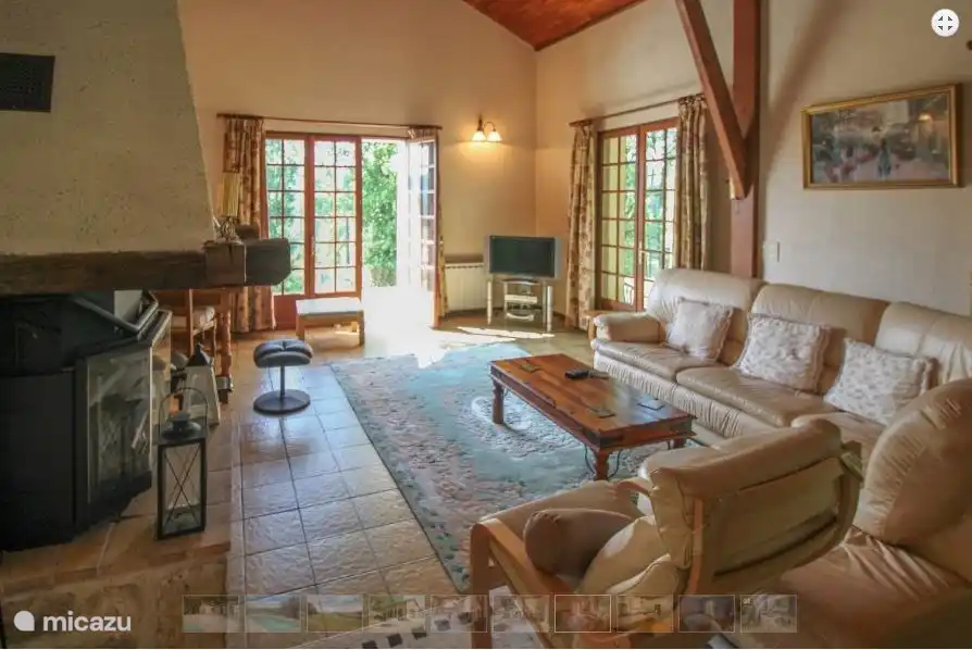 The spacious lounge and dining area can comfortably accommodate 6 people.