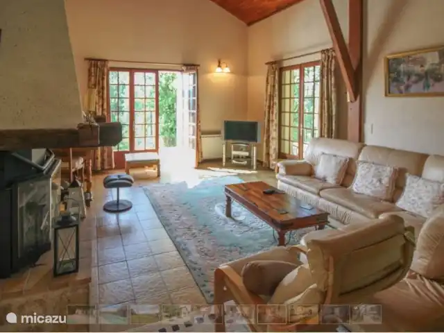 Les Ramonets - en pleine nature - privé | France, Lot, Castelnau-Montratier - maison de vacances Le spacieux salon et salle à manger peut facilement accueillir 6 personnes.