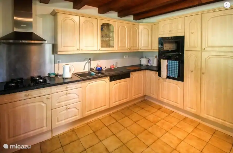 The kitchen is well equipped with everything you need to cook well.